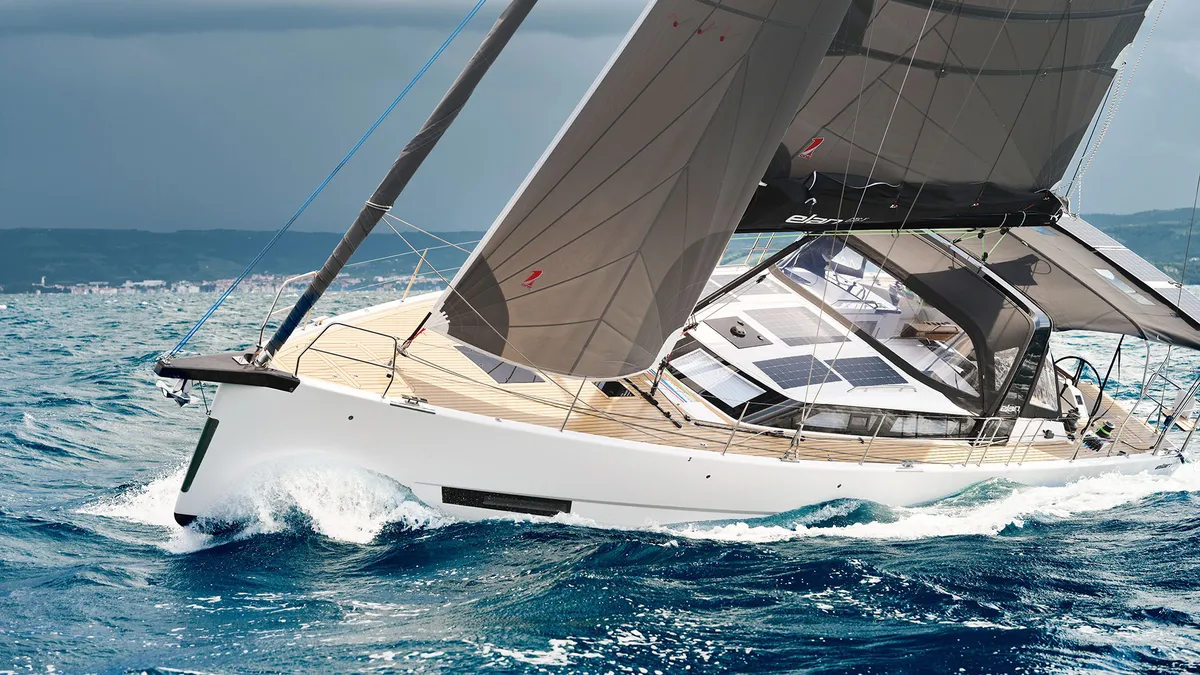 Elan Yachts GT6 X: Sailing boat at sea
