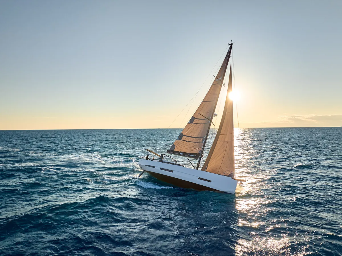 Elan Yachts GT6 X: Segelboot auf dem Meer bei Sonnenuntergang