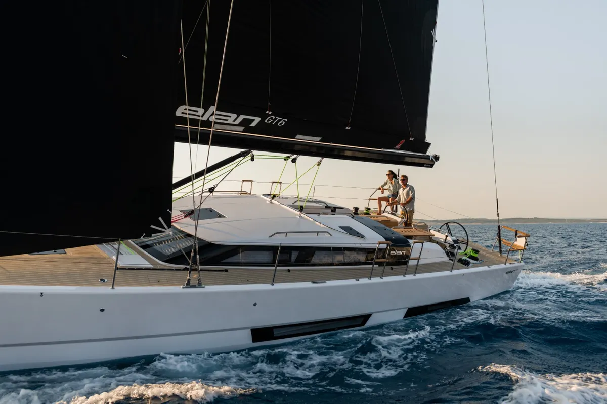 Elan Yachts GT6: Segelboot mit schwarzen Segeln auf dem Meer