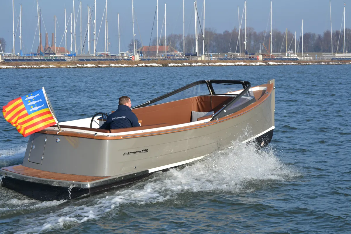 Enkhuizensloep Enkhuizen 680: Side view whilst cruising