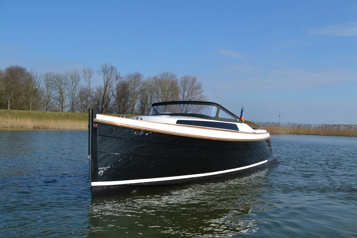 Enkhuizensloep Enkhuizen 744 Cruiser: Vue latérale sur l'eau