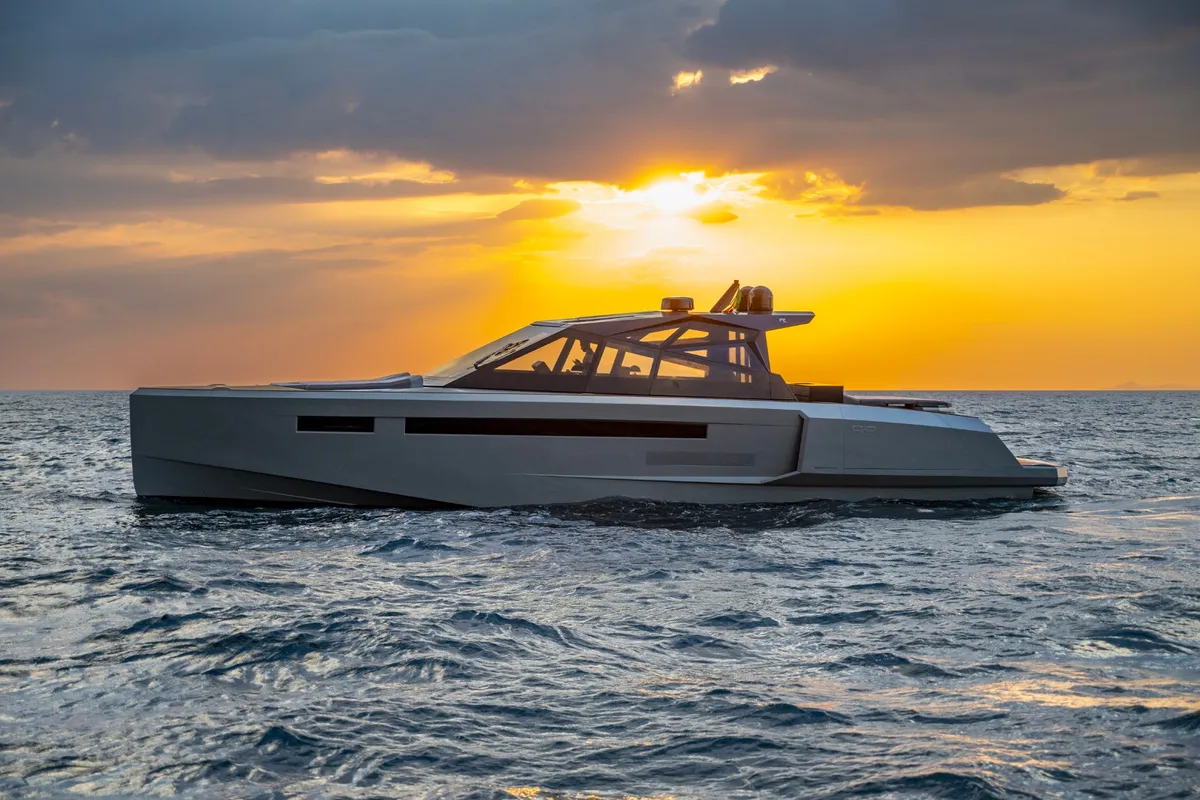 Evo Yachts R+: Bootsfahrt auf dem Meer bei Sonnenuntergang