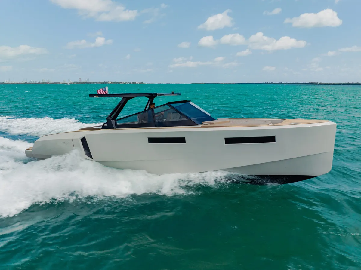 Evo Yachts R4 WA: Ein weißes Boot, das auf dem Meer fährt