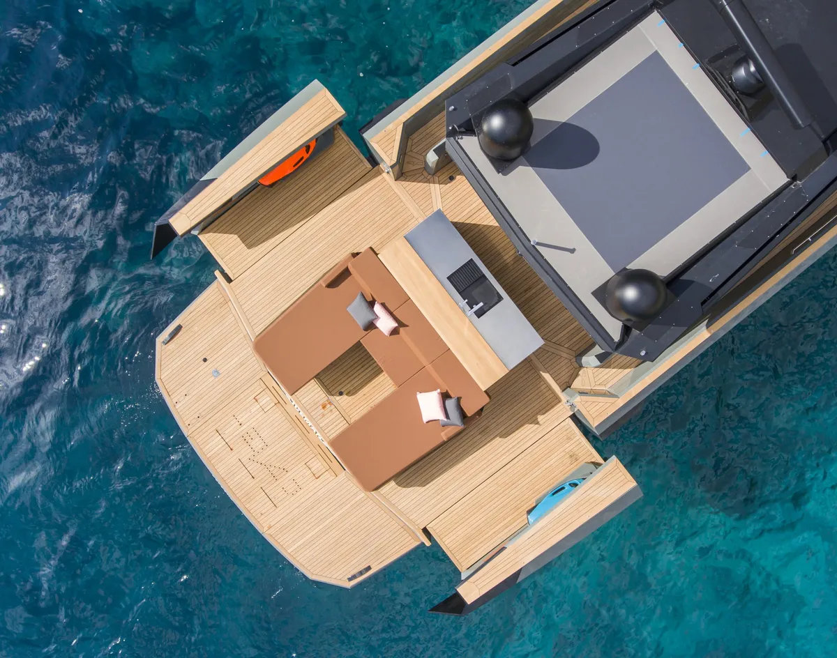 Evo Yachts R6: Vue de dessus du pont arrière avec son coin salon