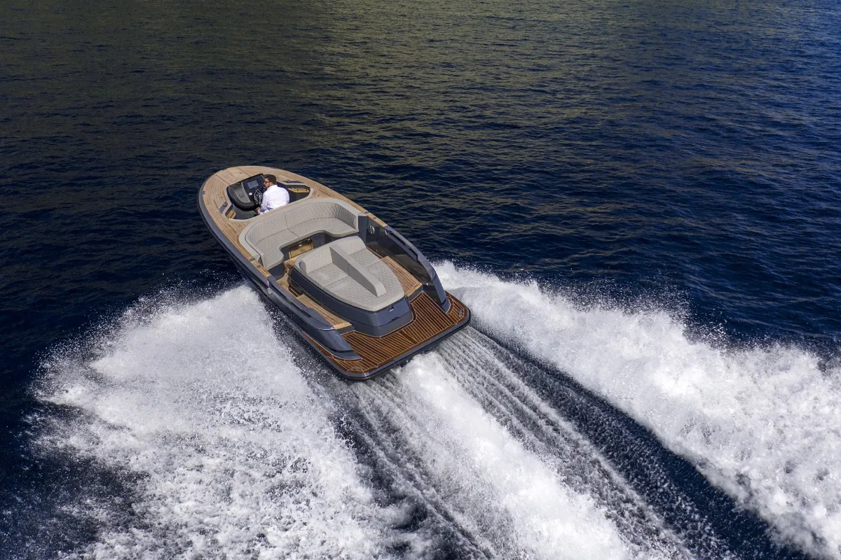 Evo Yachts T2: Speedboat cruising at sea