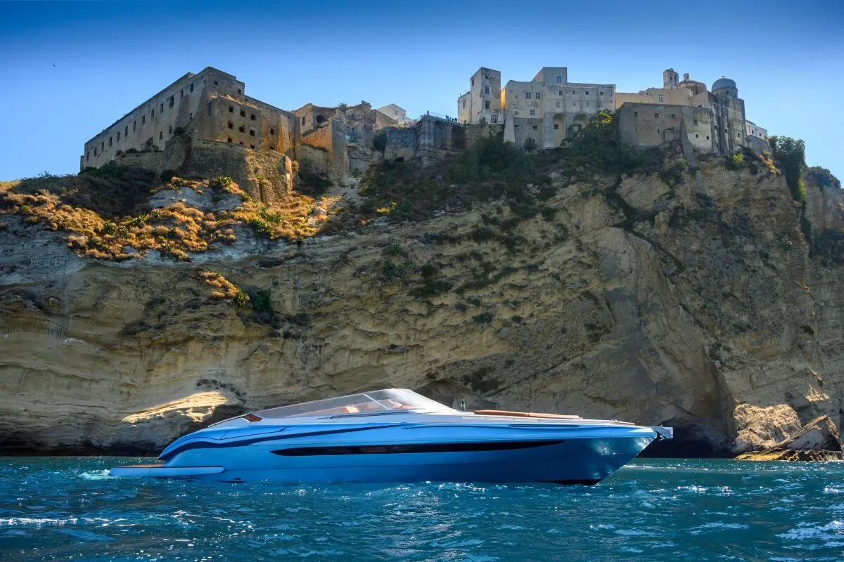 Evo Yachts T3: Boat cruising near cliffs