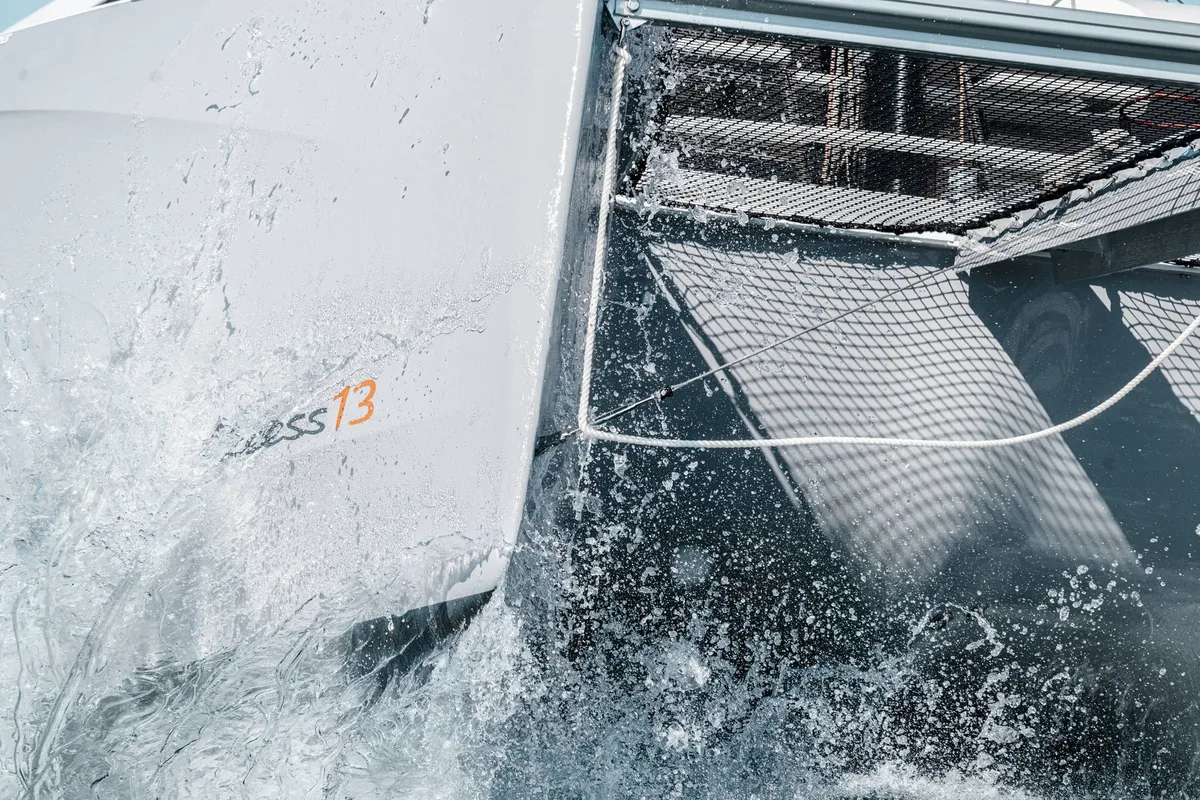Excess Catamarans 13: Schleife mit Sprühverzierung