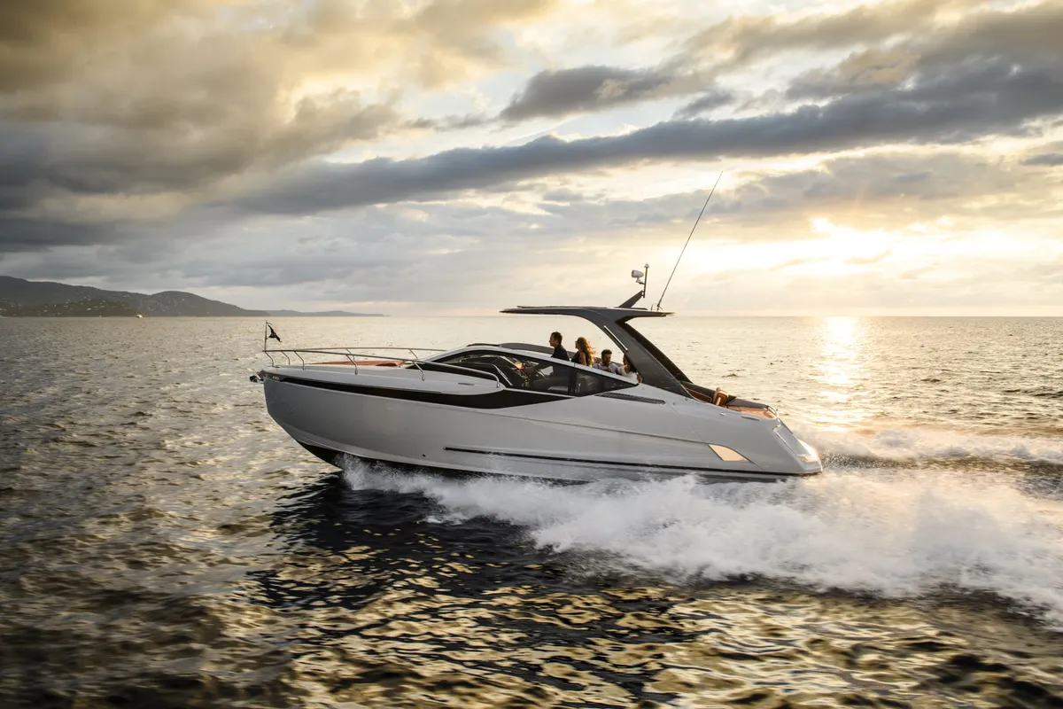 Fairline F//LINE 33: In Fahrt bei Sonnenuntergang