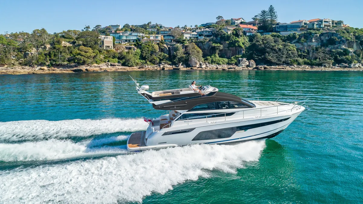 Fairline Squadron 50: Fahrt entlang der Küste