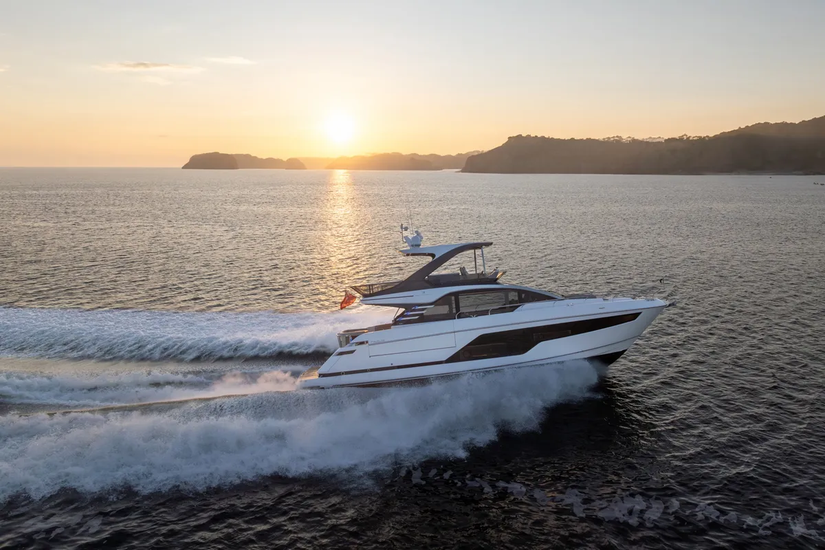 Fairline Squadron 58: In Fahrt bei Sonnenuntergang