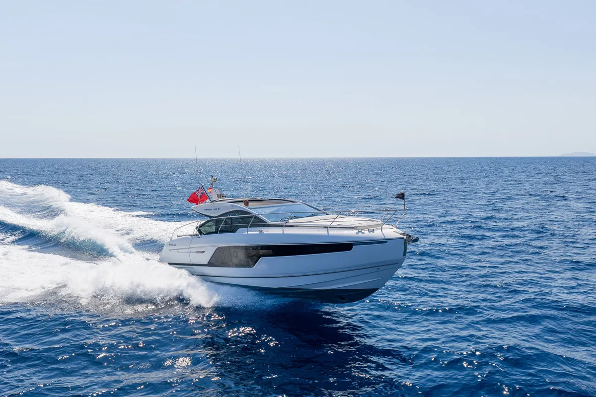 Fairline Targa 40: Cruising at sea