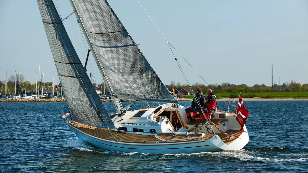 Faurby Yachts 335: Sailing boat underway with a crew