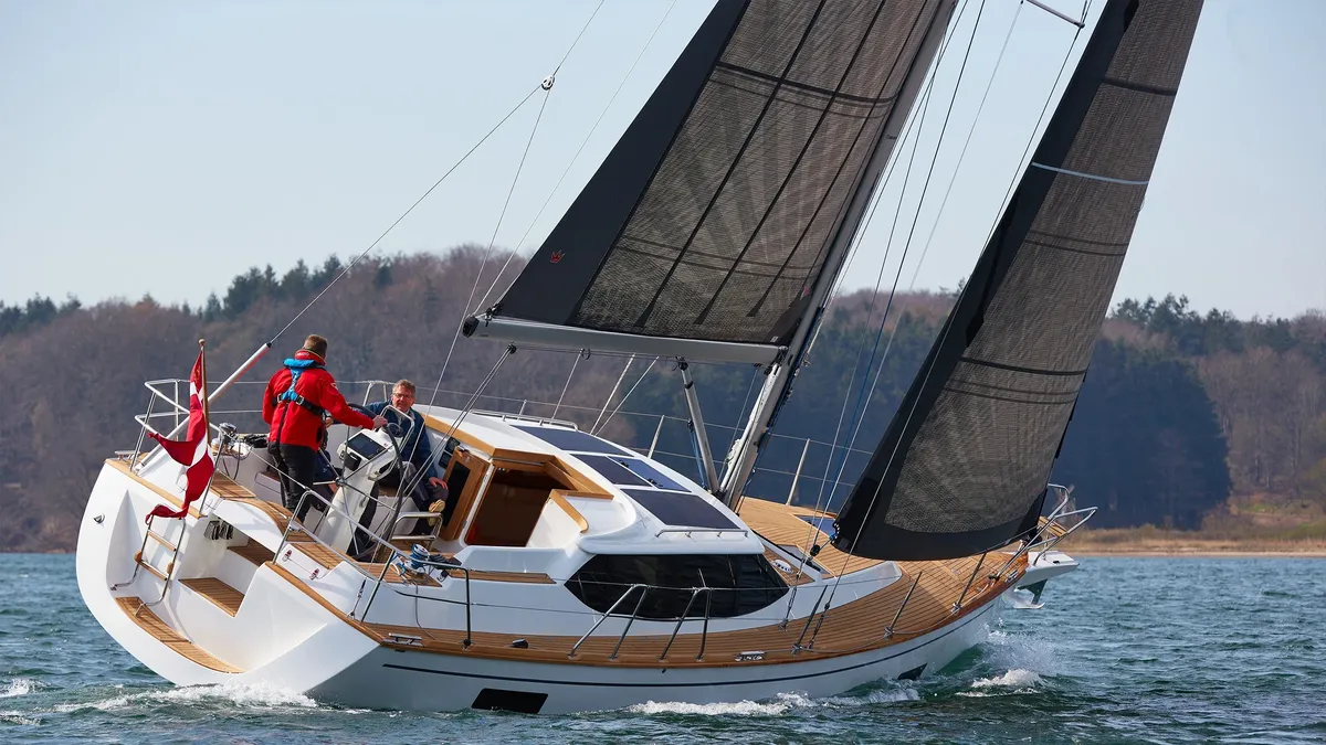 Faurby Yachts 360 DS: Segelboot mit einem Mann am Steuerstand