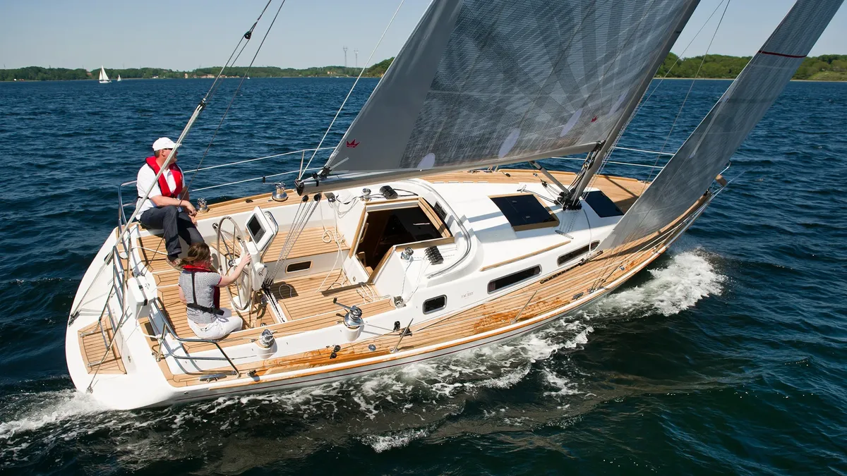 Faurby Yachts 360: Segelboot auf Fahrt mit einer Besatzung