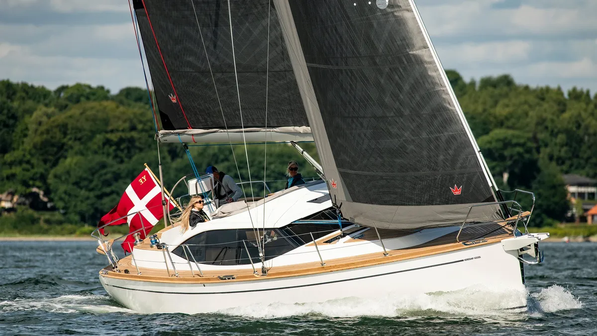 Faurby Yachts 420 DS: Segelboot mit wehenden Segeln