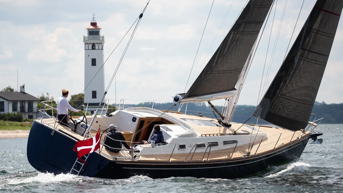 Faurby Yachts 460: Ein Segelboot, das an einem Leuchtturm vorbeifährt