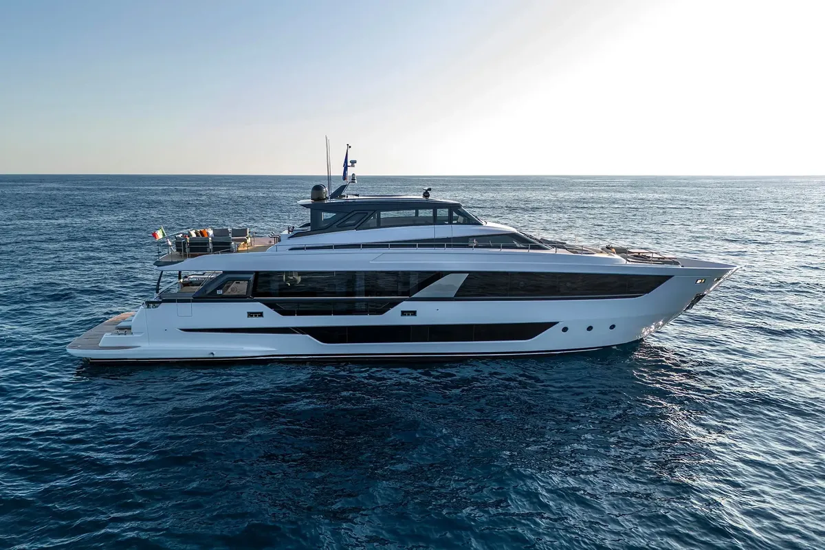 Ferretti Yachts 1000 SkyDeck: Yachtfahrt auf dem Meer