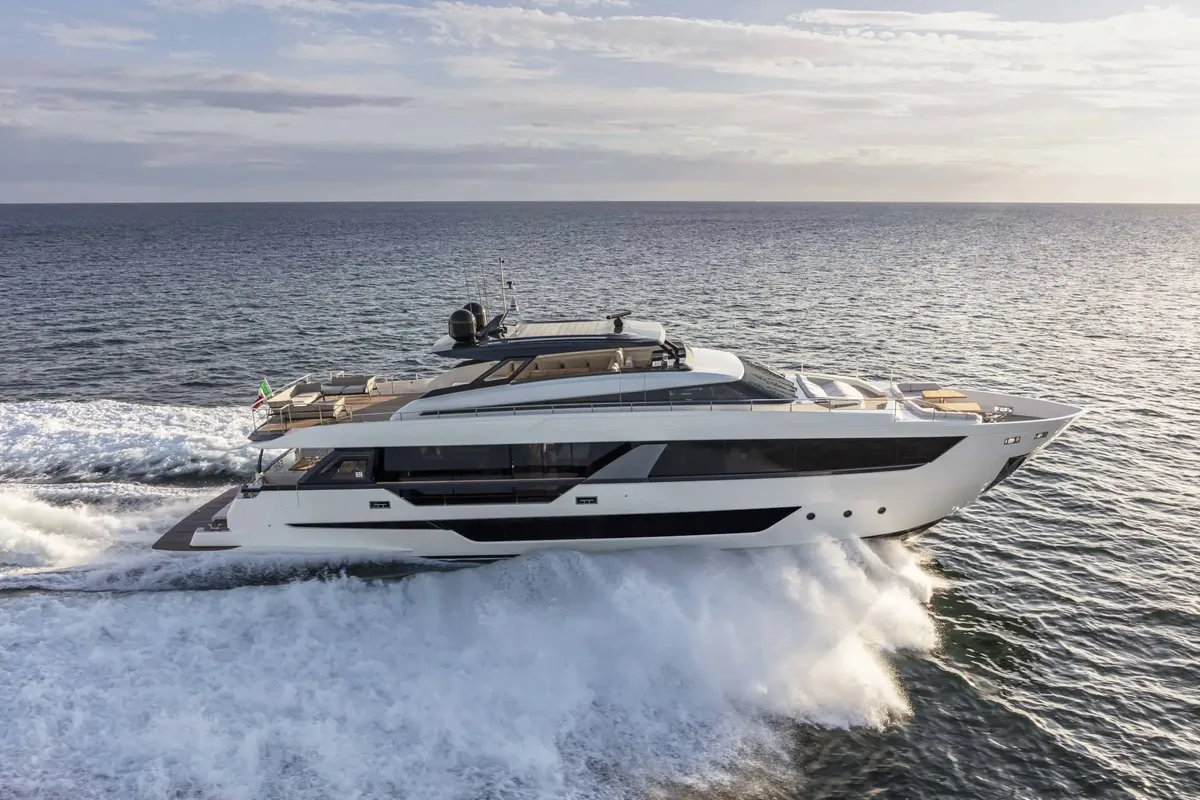 Ferretti Yachts 1000: Yachtfahrt auf dem Meer bei Wellengang