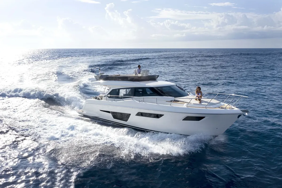 Ferretti Yachts 500: Bootsfahrt auf dem Meer