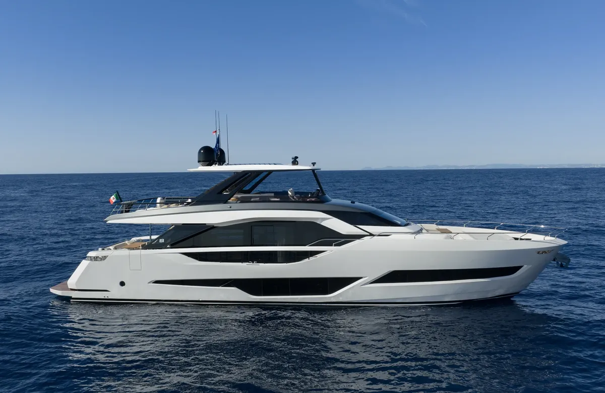 Ferretti Yachts 800: Yacht à moteur blanc en mer