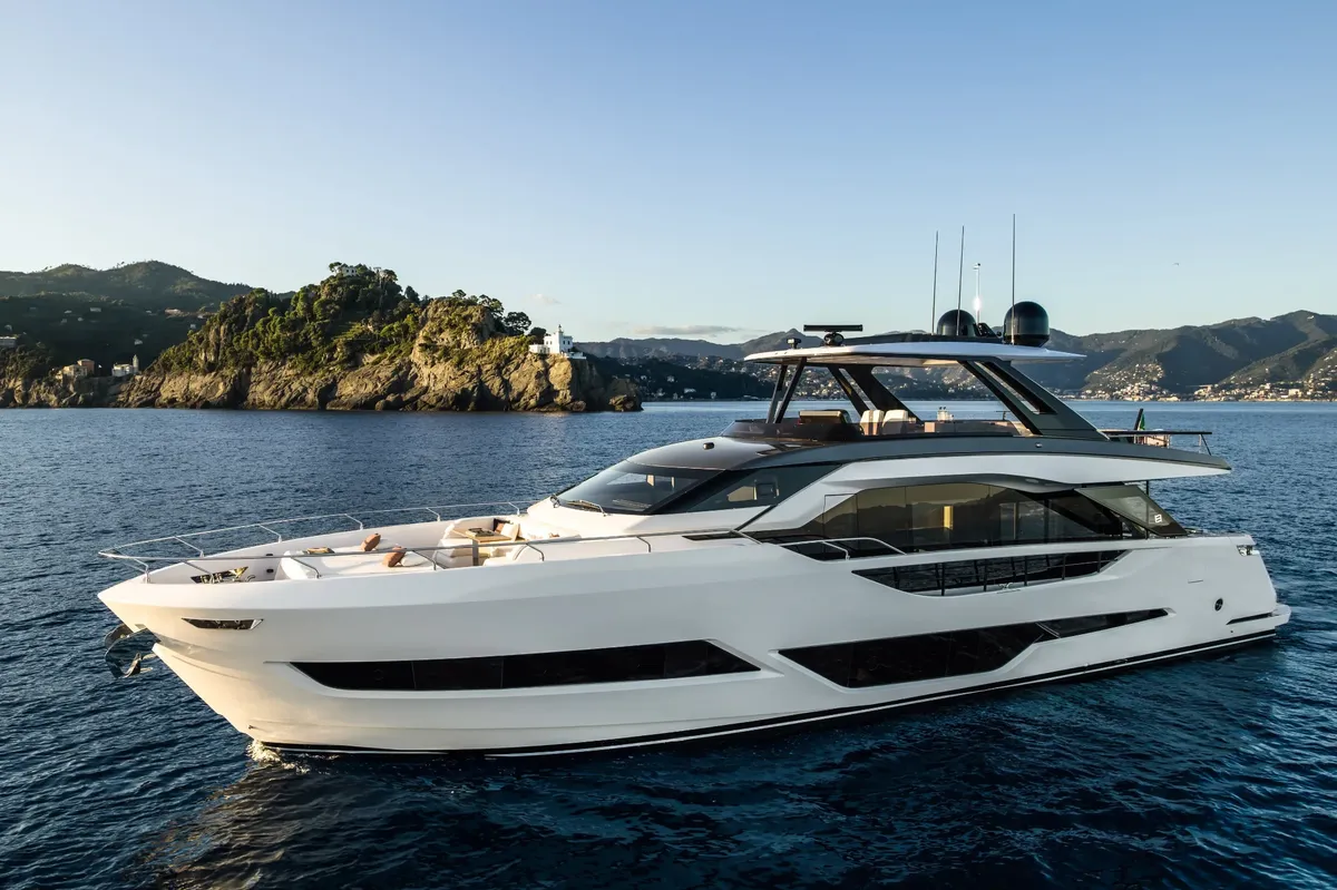 Ferretti Yachts 800: Yacht auf dem Meer vor der Küste