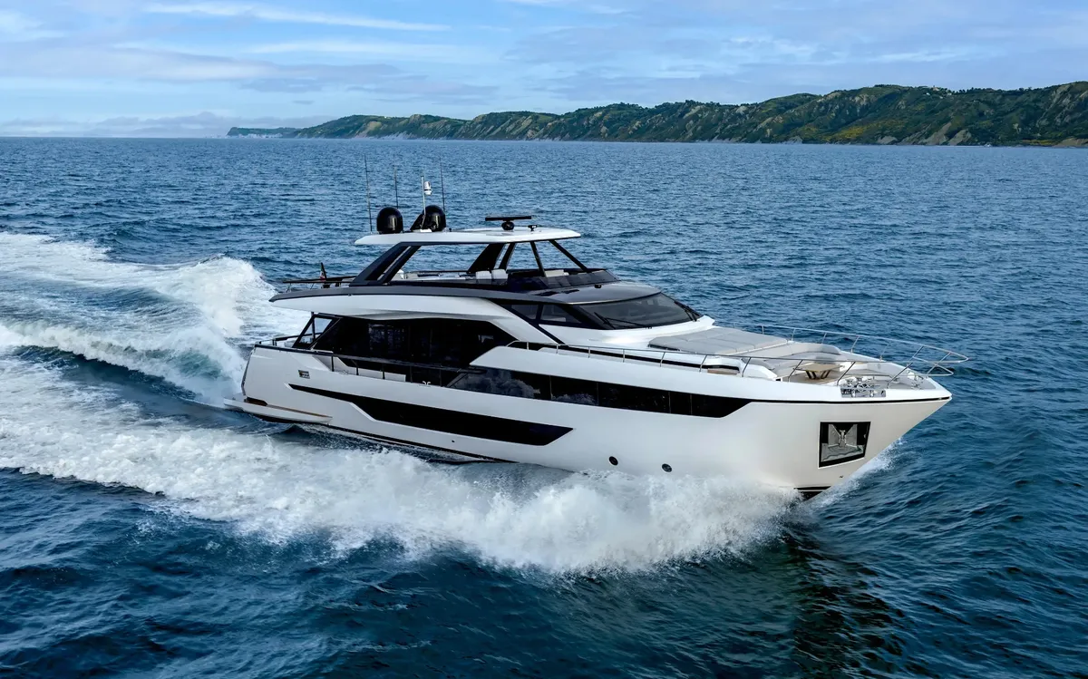 Ferretti Yachts 940: Ein weißes Motorboot, das über das Meer gleitet
