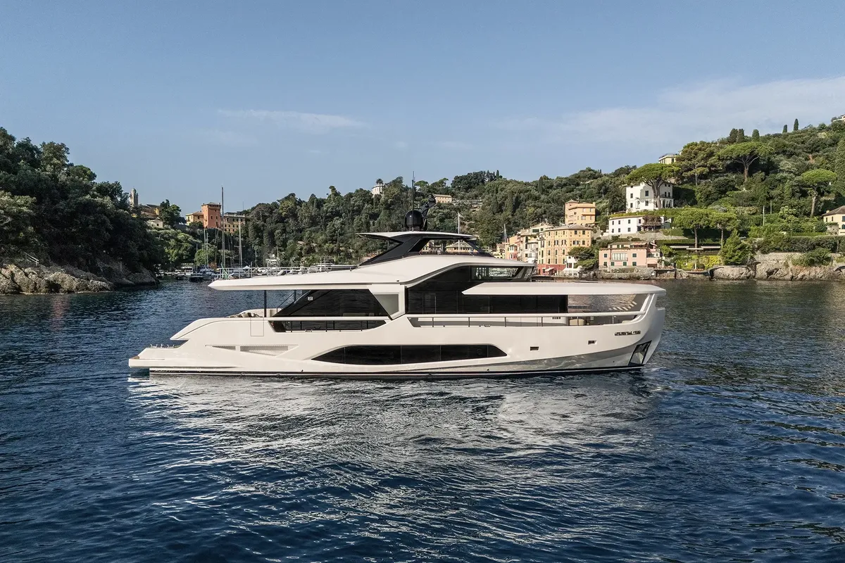 Ferretti Yachts Infynito 80: Croisière en yacht près d'un village côtier