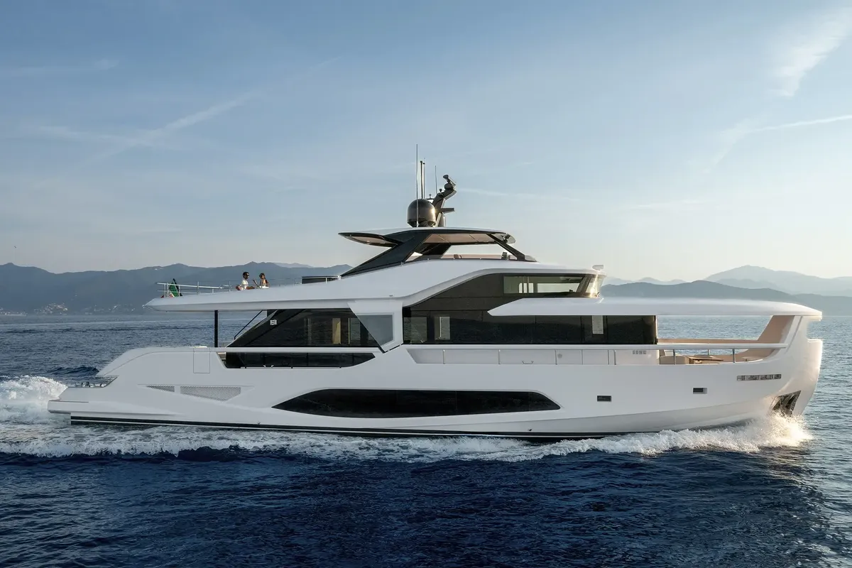 Ferretti Yachts Infynito 80: Yachtfahrt auf dem Meer