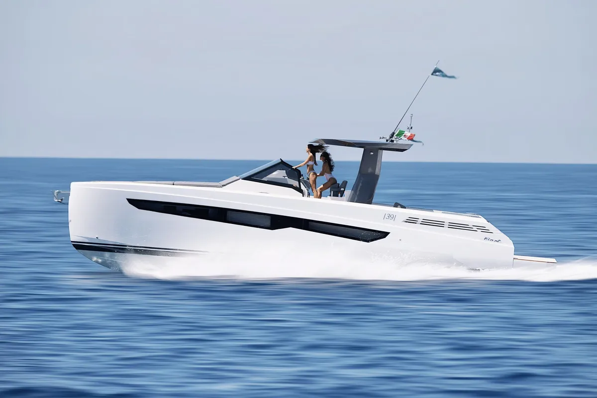 Fiart Mare Seawalker 39: White speedboat cruising at sea