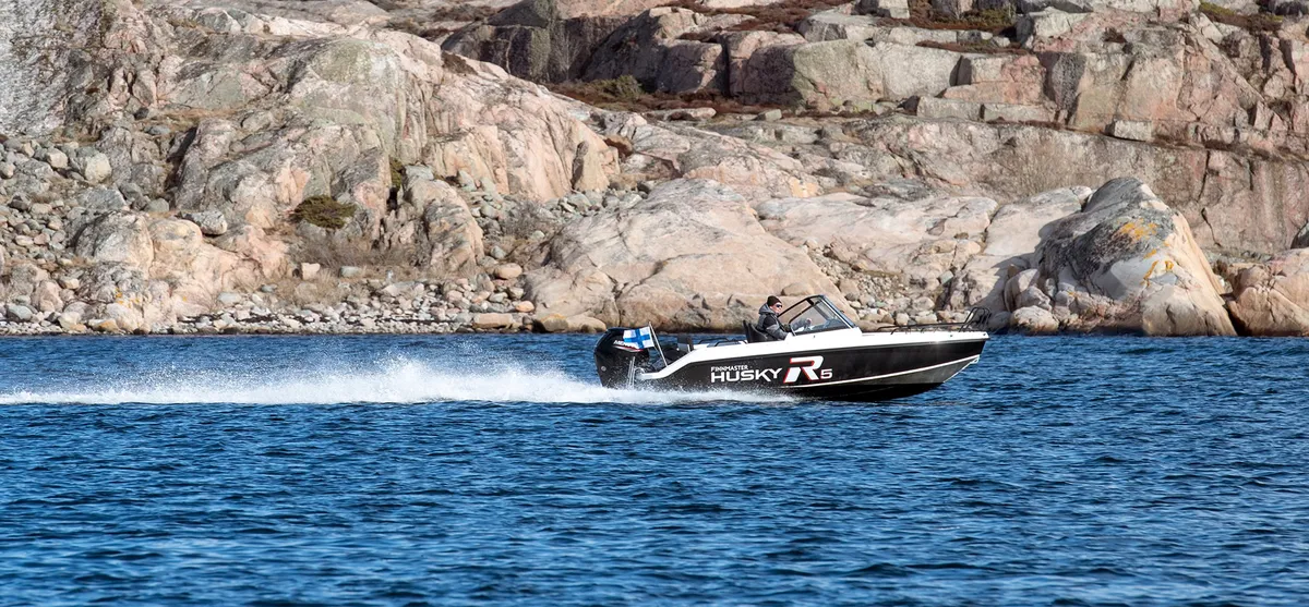 Finnmaster Husky R5: Boat cruising past rocks