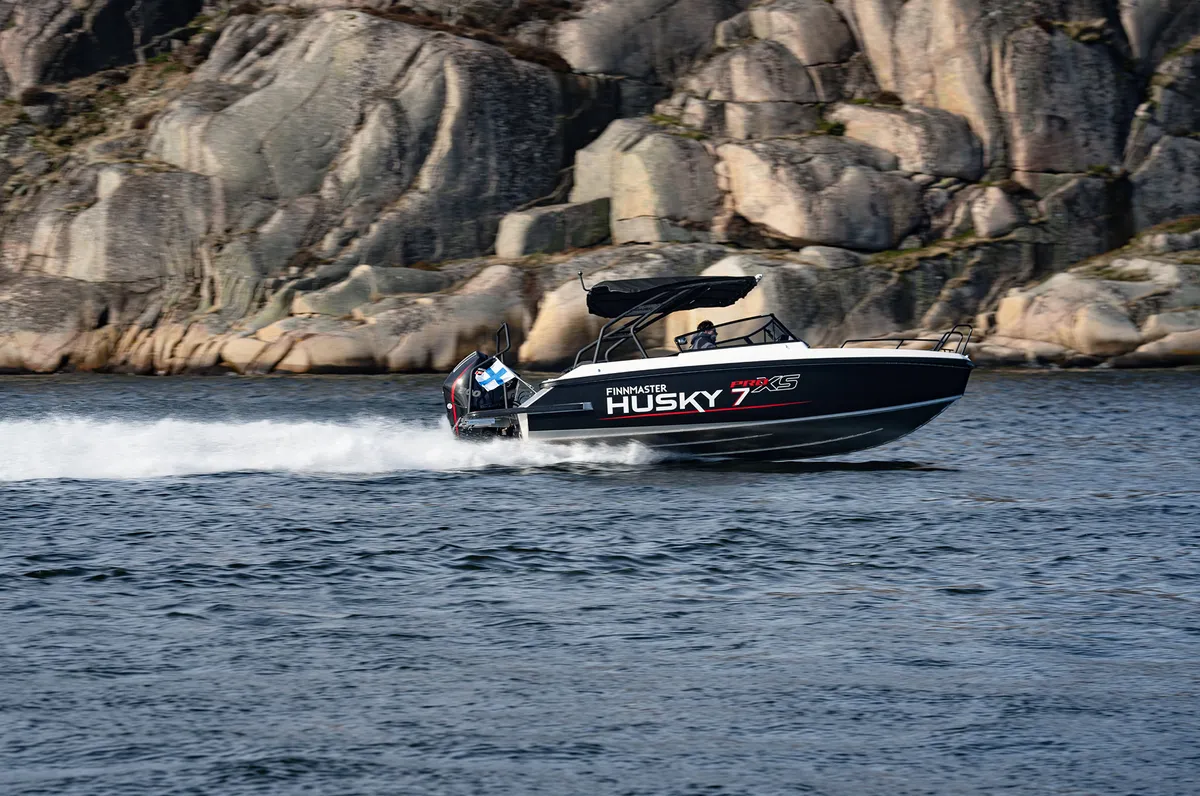 Finnmaster Husky R7: Boat cruising past rocks