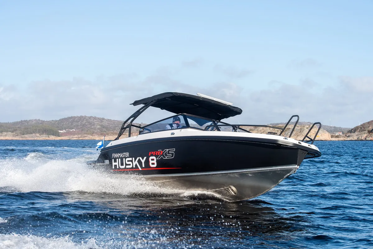 Finnmaster Husky R8: Boat cruising at sea