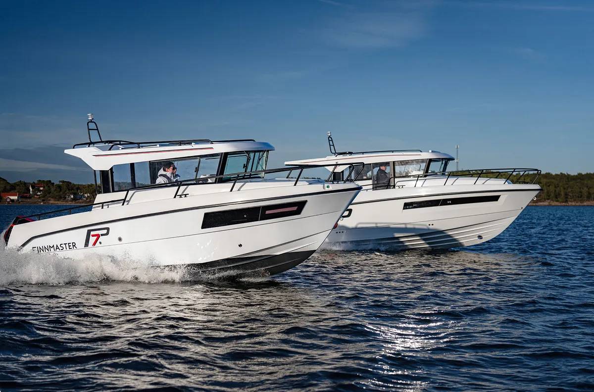 Finnmaster Pilot 8: Zwei Boote, die auf dem Meer fahren