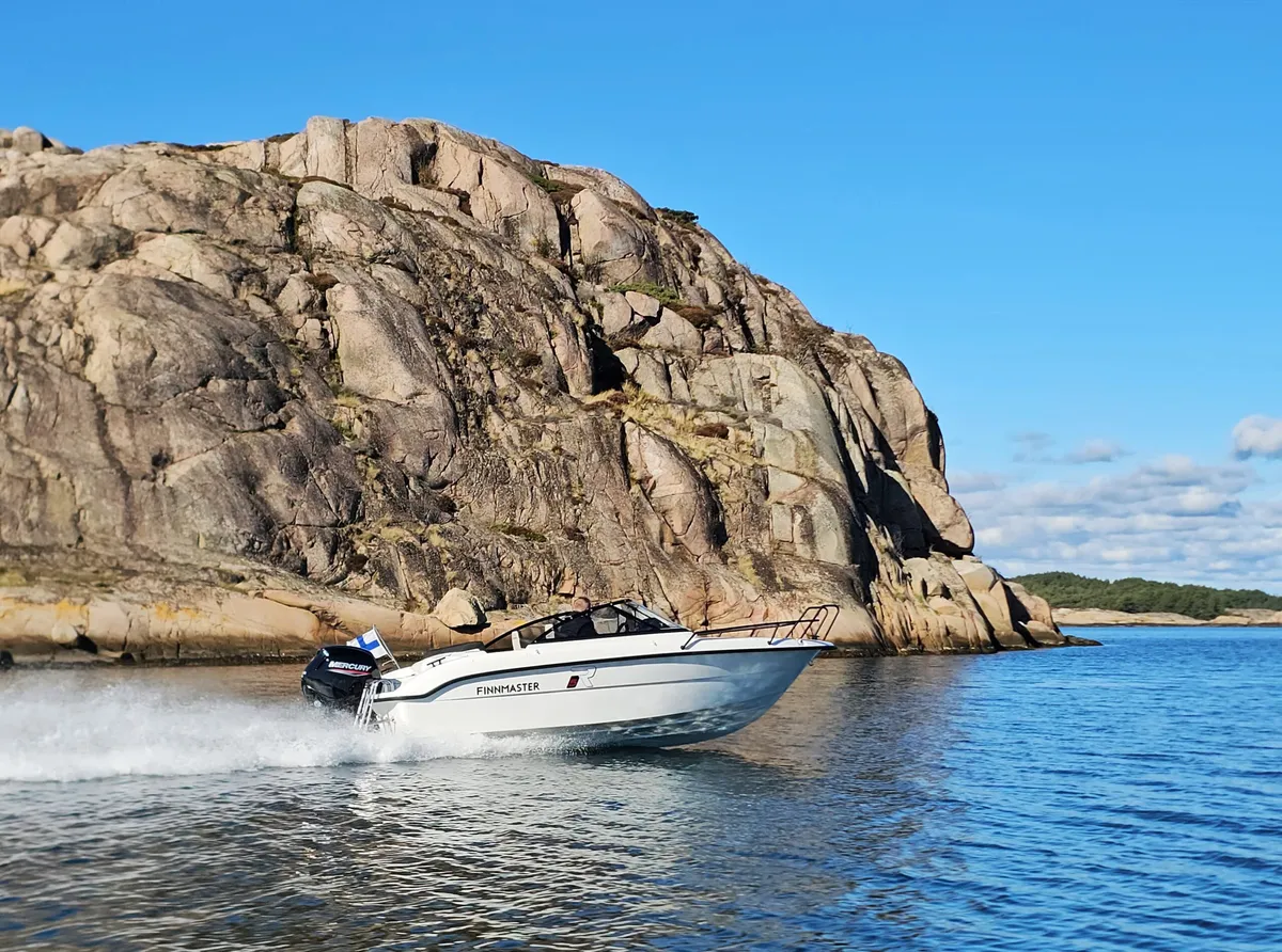 Finnmaster R5: Un bateau naviguant près des rochers