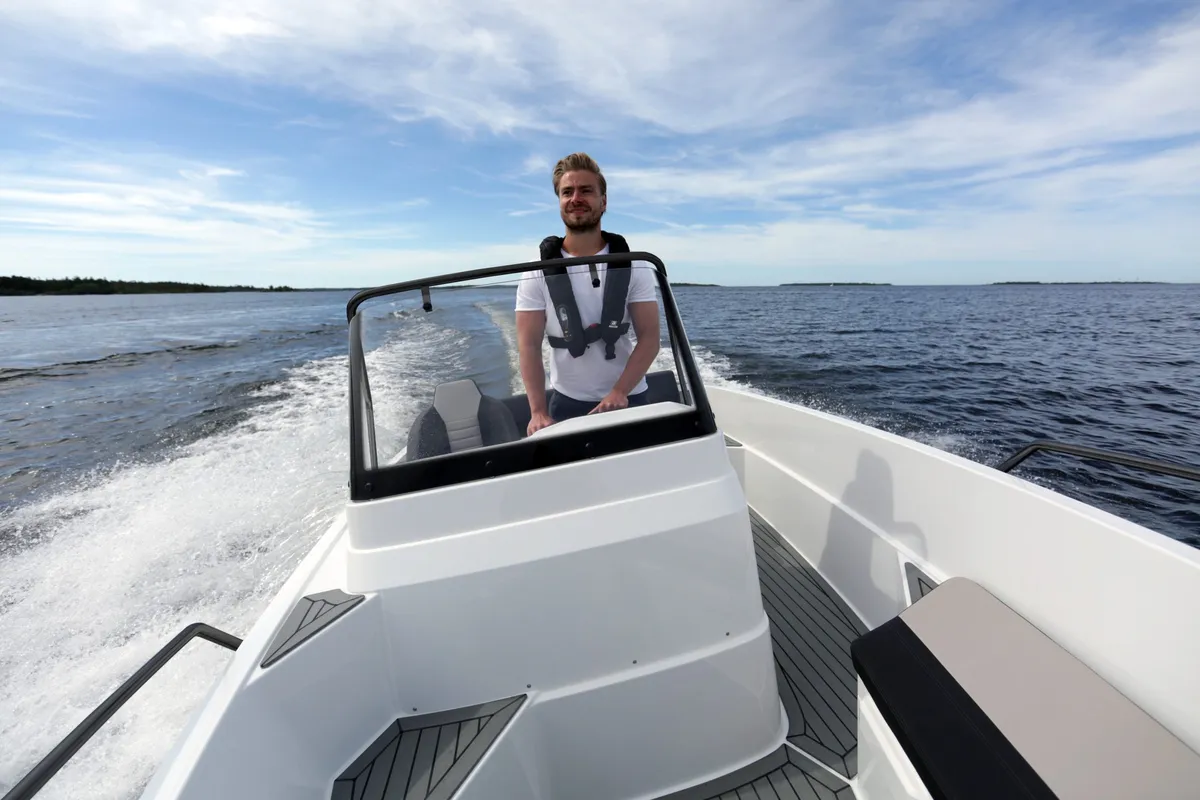 Finnmaster S5: Ein Mann, der mit einem Boot auf dem Meer unterwegs ist