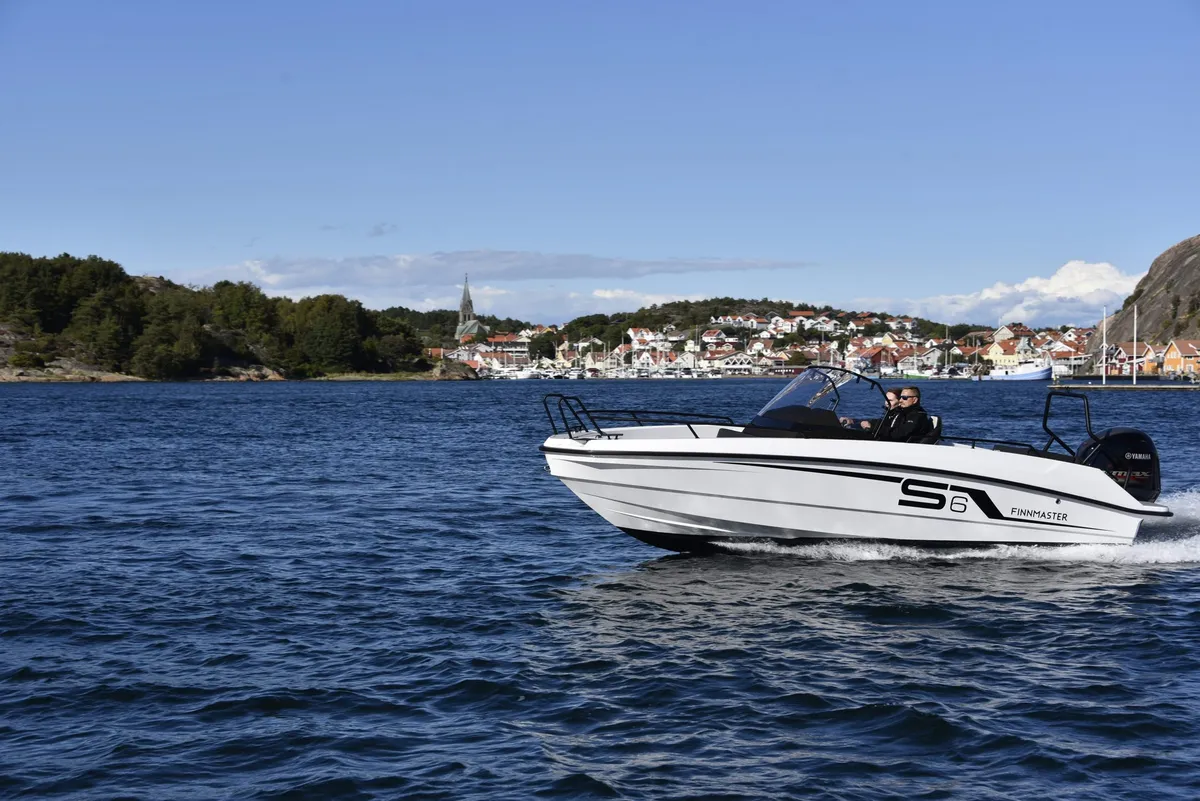 Finnmaster S6: Boat cruising on water