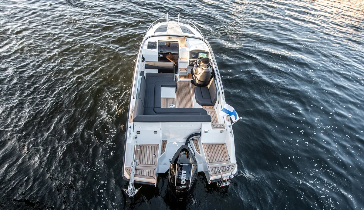 Finnmaster T7: Bird’s-eye view of a boat on the water