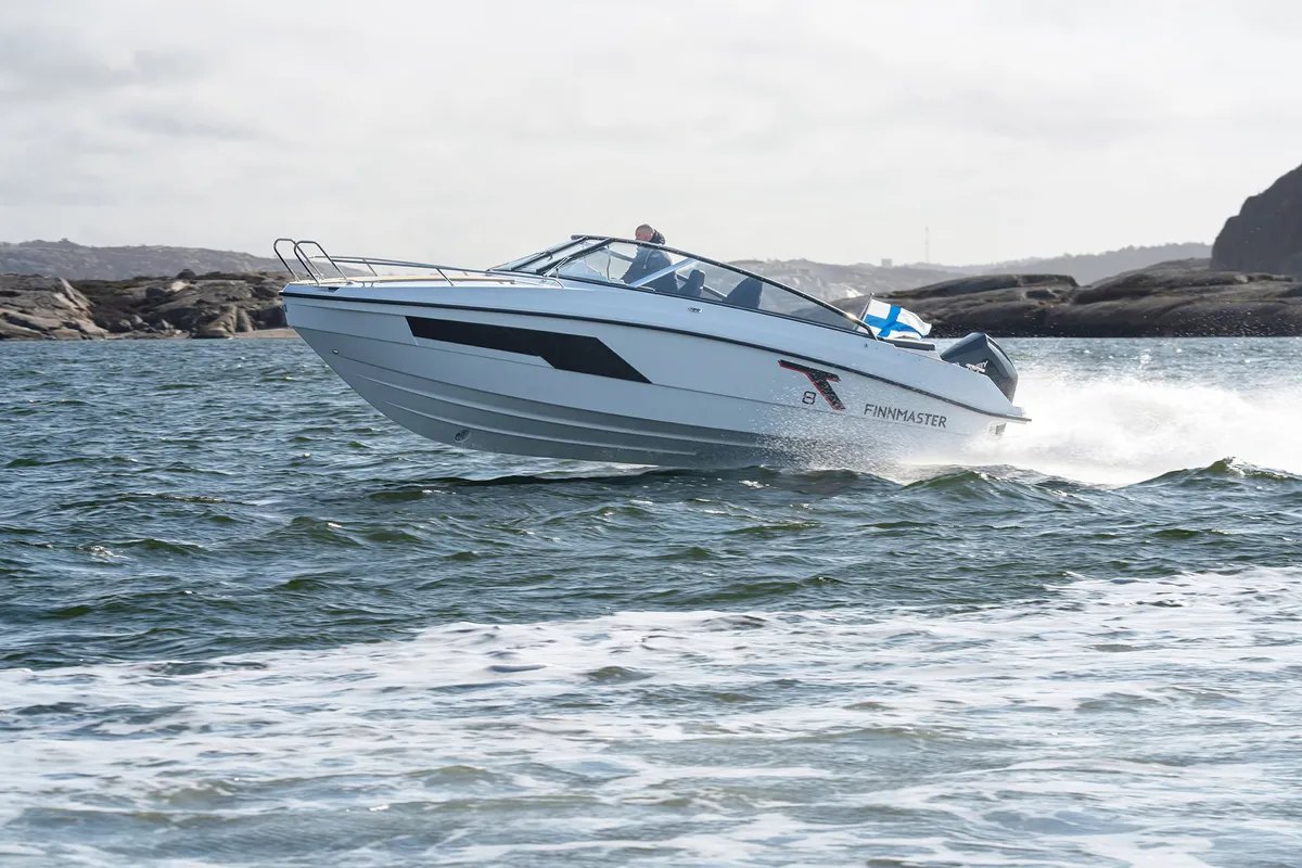 Finnmaster T8: Bootsfahrt auf dem Meer