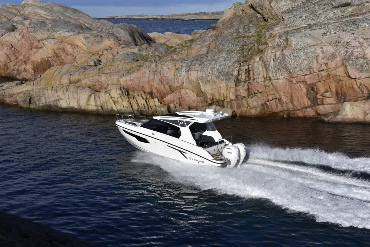 Finnmaster T9 ST: Boat cruising past rocks