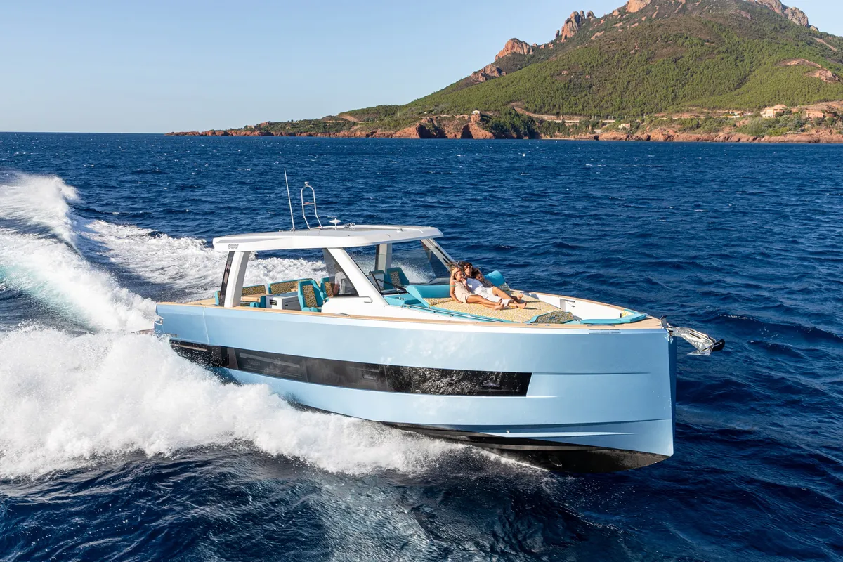 Fjord 490 Open: Das Boot gleitet über das Meer