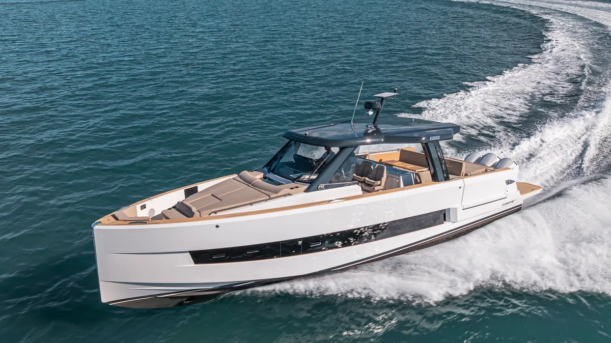 Fjord 490 Sport: Bootsfahrt auf dem Meer