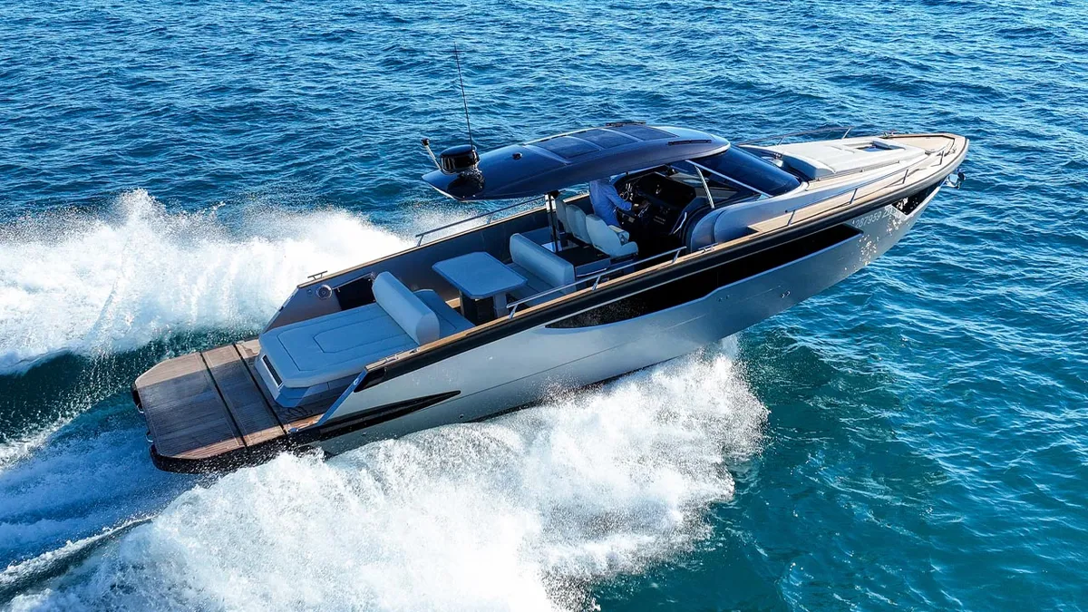Focus Motor Yachts Forza 37: Speedboat cruising through waves