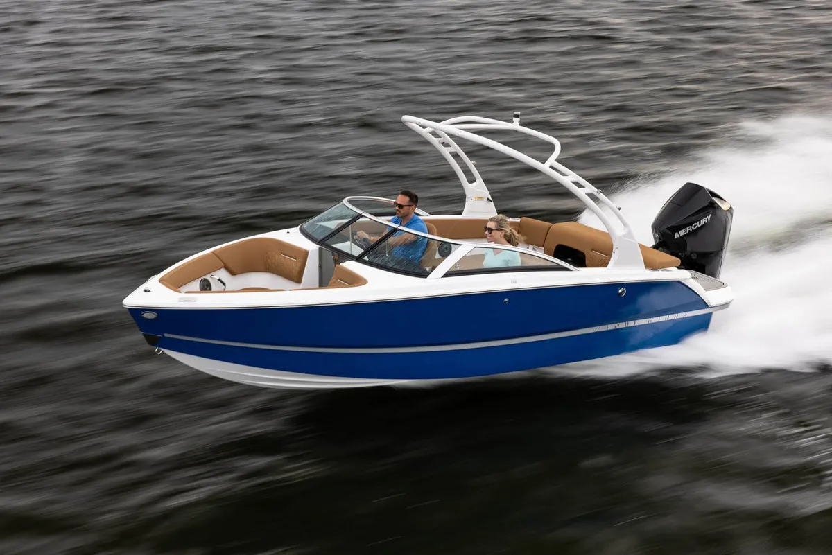 Four Winns H1 OB: Boat cruising on water