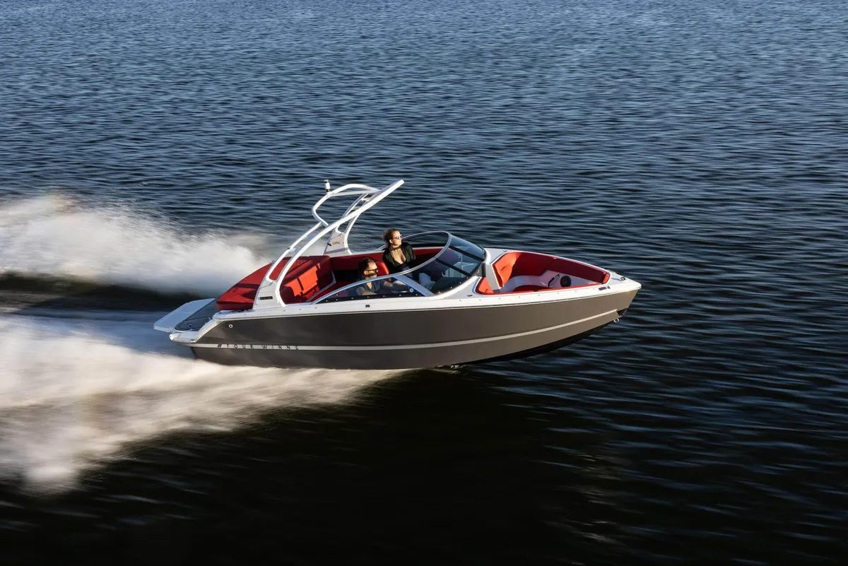 Four Winns H1: Boat cruising on water