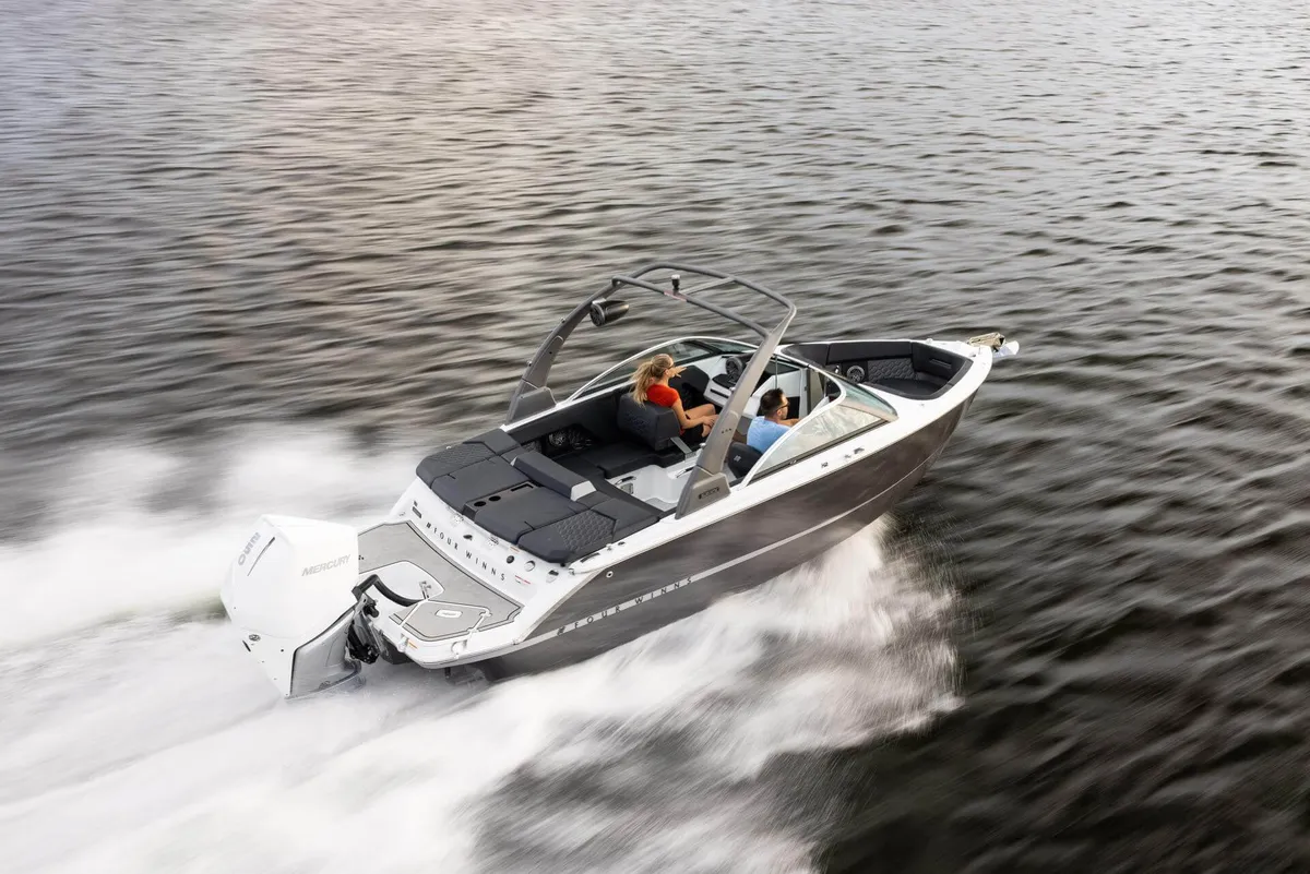 Four Winns H2 OB: Bootsfahrt auf dem Wasser