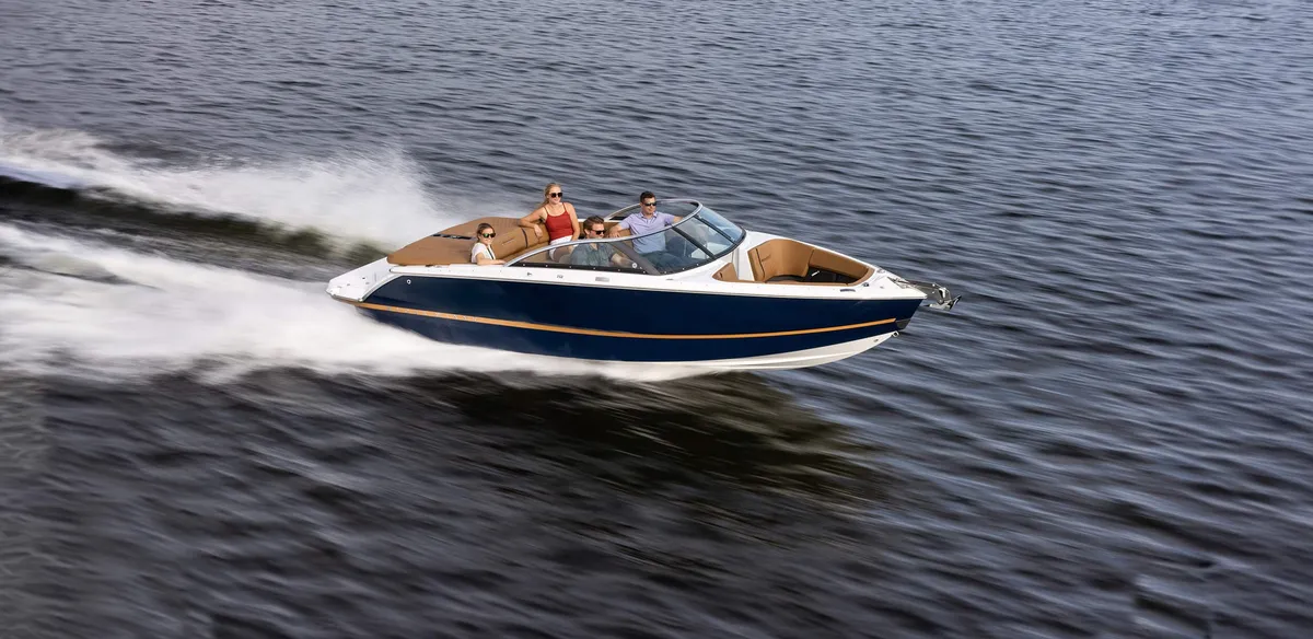 Four Winns H2: Boat travelling at speed across the water