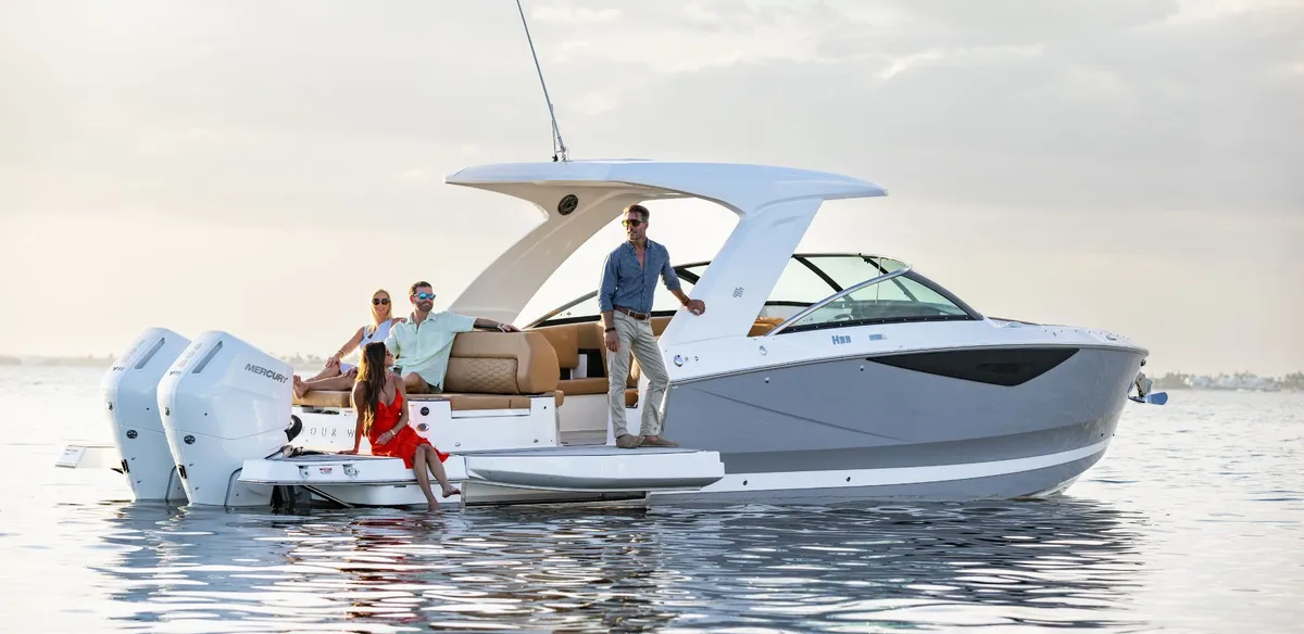 Four Winns H33 OB: Boat with people on the water