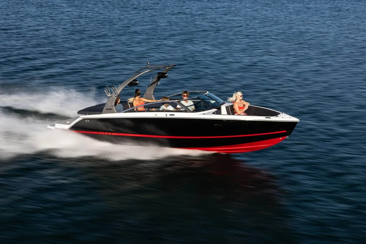 Four Winns H4 Surf: Eine Fahrt mit dem Schnellboot auf dem Wasser