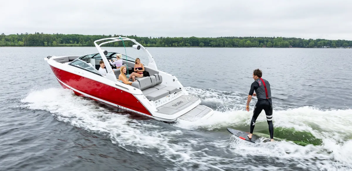 Four Winns H6 Surf: Boat cruising with a wakesurfer