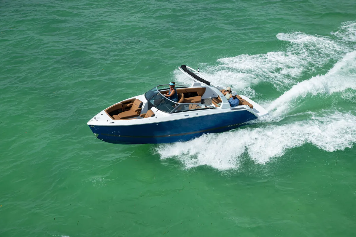 Four Winns H6: Boat cruising on water